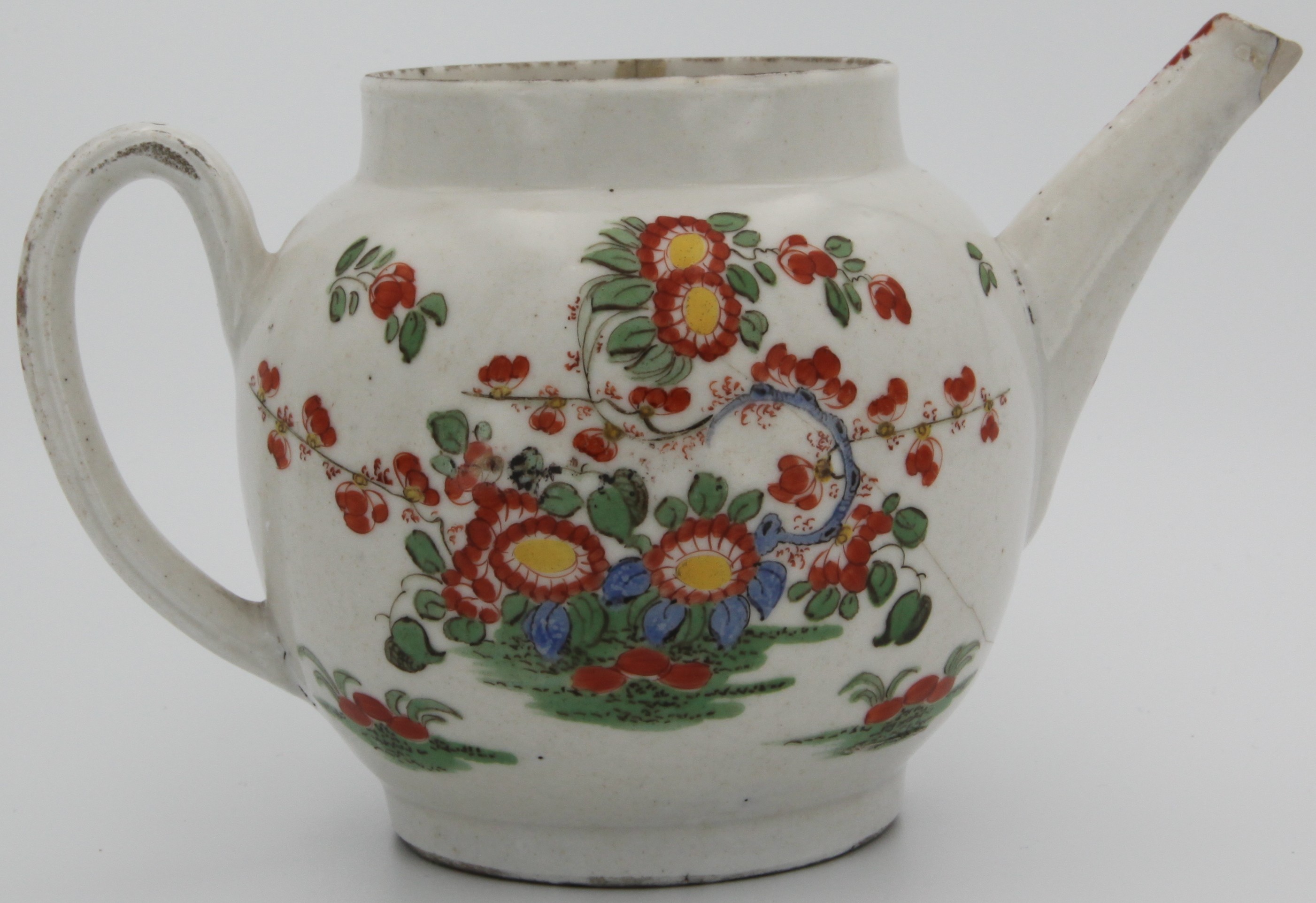A Plymouth teapot, brightly decorated wtih stylised flowers and foliage, unrelated Chinese cover,  orange tin mark, 1768-1770